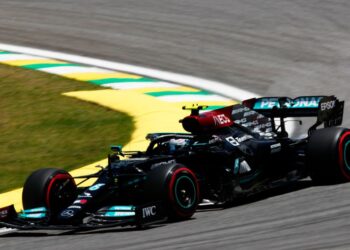 RED Bull mencurigai sayap belakang jentera W12 Mercedes yang dipandu Lewis Hamilton kerana dipercayai menambah kelajuan lawan mereka.