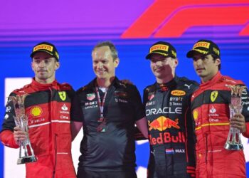 Pelumba Red Bull, Max Verstappen (tengah) menerima tentangan sengit daripada dua pelumba Ferrari, Charles Leclerc (kiri) dan Carlos Sainz Jr dalam GP Arab Saudi.- AFP
