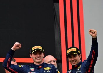Dua pelumba Red Bull, Max Verstappen (kiri) dan Sergio Perez  mengungguli GP  Emilia Romagna .-AFP