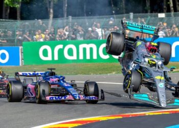 INSIDEN di Litar Spa-Francorchamps, Stavelot, minggu lalu yang menyaksikan Lewis Hamilton (kanan) melanggar kereta Fernando Alonso dalam Grand Prix Belgium.
