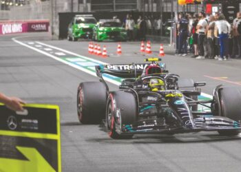 LEWIS Hamilton mengharungi perlumbaan yang mengecewakan pada Grand Prix Arab Saudi di Jeddah, 20 Mac lalu dengan menduduki tangga kelima. – AFP