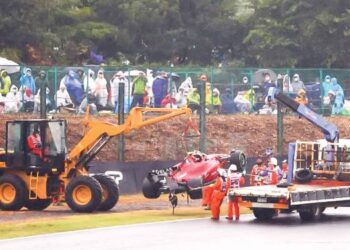 KEMUNCULAN traktor di trek Suzuka, Jepun minggu lalu menyebabkan pelumba F1 berang dan dijangka menyuarahan bantahan di Texas pada 23 Oktober depan. - IHSAN MEDIA SOSIAL