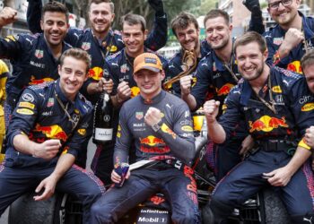 MAX Verstappen (duduk tengah) meraikan kejayaan menjuarai Grand Prix Monaco bersama pasukan Red Bull di litar jalanan Monaco hari ini. - AFP