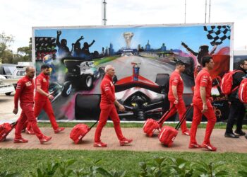 (GAMBAR FAIL) kakitangan Ferrari mengemas barang-barang selepas penganjur mengumumkan pembatalan Grand Prix Australia ketika mereka sudah bersiap sedia untuk memulakan sesi latihan bebas, musim lalu. - AFP