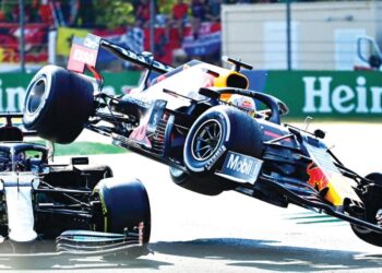 LEWIS Hamilton (kir) dan Max Verstappen terbabit dalam kemalangan yang merugikan mereka apabila terkeluar dari perlumbaan Grand Prix Itali di Litar Monza pada 12 September lalu. – AFP