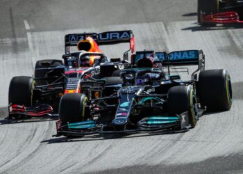 LEWIS Hamilton kini ketinggalan 12 mata di belakang Max Verstappen dalam kejuaraan F1 dunia ketika saingan berbaki lima pusingan.
