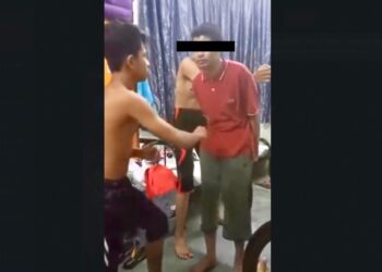 TANGKAP layar seorang pelajar menumbuk perut mangsa.