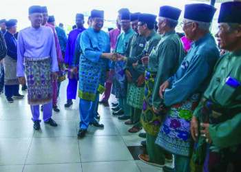 FADILLAH Yusof (kiri) mengiringi Abang Johari Tun Openg yang mengunjungi Majlis Rumah Terbuka Aidilfitri beliau di Kuching, semalam.