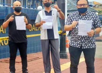 MUHAMMAD FAIZ Hashim (kanan) bersama beberapa wakil NGO tampil membuat laporan polis berkaitan isu pembatalan Ordinan Darurat di Ibu Pejabat Polis Daerah di Kuantan, Pahang.