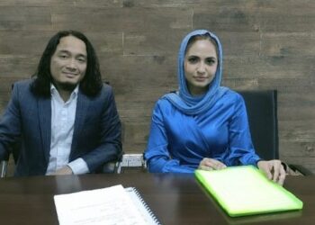 FAIZAL Rahman (kanan) bersama Syakila Saiful mendesak polis membuka kertas siasatan dengan segera.