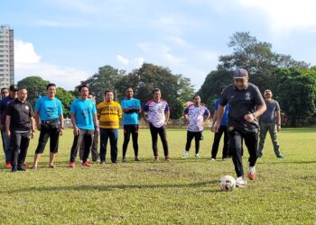 ROSMADI Ismail (depan) mengambil sepakan penalti sebagai gimik perasmian Kejohanan Bola Sepak SIC Old Boys Edisi ke-IV di padang Maktab Sultan Ismail di Kota Bharu, Kelantan kelmarin. - MINGGUAN/MUSTAQIM MOHAMED