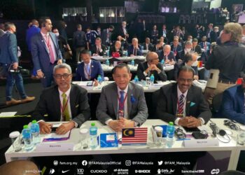 Hamidin (tengah) bersama delegasi FAM,  Datuk Wira Mohd Yusoff Mahadi  (kiri) dan Datuk S. Sivasundaram yang menghadiri Kongres FIFA di Doha semalam.