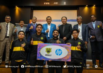 Presiden Persatuan Bolasepak Malaysia (FAM), Datuk Hamidin Mohd Amin (tengah) bersama Pengarah Urusan HP Malaysia, Alex Tan (tiga dari kanan) bergambar selepas majlis menandatangani kerjasama antara kedua-dua pihak itu di Wisma FAM, hari ini.