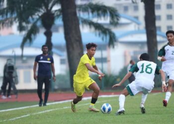 AKSI skuad Malaysia B-17 ketika menentang Arab Saudi dalam perlawanan persahabatan di Stadium UiTM Shah Alam, hari ini. - IHSAN FAM