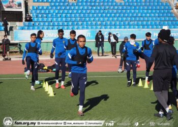 PEMAIN Malaysia melakukan persiapan terakhir di bawah suhu 4 darjah Celcius di Ulaanbaatar, Mongolia semalam menjelang pertemuan menentang Mongolia pada aksi kedua kelayakan Piala Asia B-23 hari ini. 
– IHSAN FAM