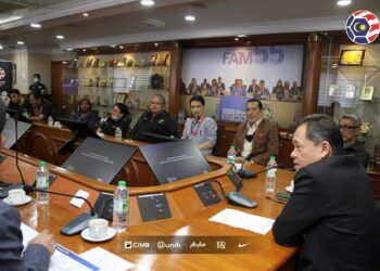 HAMIDIN Mohd. Amin memberi penerangan kepada wakil media dalam sesi khas MFL bersama pengarang sukan tempatan di FAM, Kelana Jaya kelmarin. – IHSAN MFL
