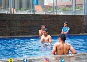 PEMAIN Malaysia menjalani sesi pemulihan di hotel penginapan mereka di Singapura semalam selepas menentang Laos dalam saingan Piala AFF kelmarin. – IHSAN FAM