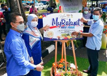 ABDUL RASHID Bahri (kiri) bersama Baderul Amin Abdul Hamid (kanan) semasa menghadiri program jualan MyRakyat di Bandar Perda, Bukit Mertajam, Pulau Pinang semalam.