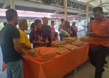 ORANG ramai dan peruncit berbelanja telur ayam sempena program Jualan terus dari ladang di pusat Jualan Fama Bandar Jengka di Maran, Pahang. - FOTO/HARIS FADILAH AHMAD