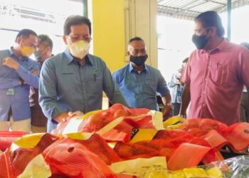 MOHD. Fasiah Mohd. Fakeh (depan) ketika meninjau pusat operasi FAMA Bukit Mertajam, Pulau Pinang hari ini.