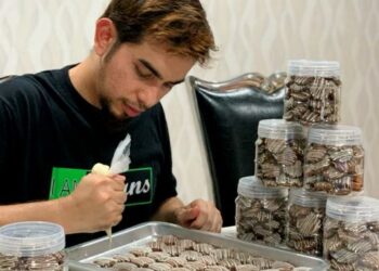 MUHAMMAD Farhans Hussain Al-Hajj kini melakukan pelbagai pekerjaan termasuk menjual biskut dan kek selepas kerjaya sebagai pemandu pelancong terjejas akibat Covid-19.