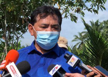 RAHMAD Mariman ketika ditemui pemberita selepas membuat lawatan kerja melihat proses pengagihan hasil tanaman ubi kepada masyarakat setempat di Kampung Bukit Nibong, Melaka. - UTUSAN/DIYANATUL ATIQAH ZAKARYA