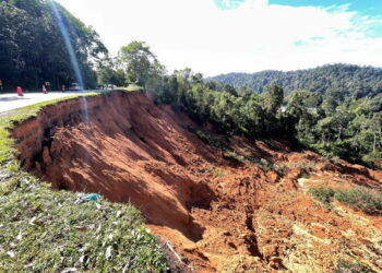 KEADAAN tanah runtuh di tapak perkhemahan Father’s Organic Farm, Gohtong Jaya. - TWITTER PINTAS UTAMA