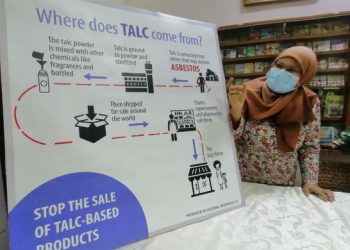 FATIMA Mohd. Idris menunjukkan gambar rajah mengenai bahaya penggunaan bedak talkum dalam sidang akhbar di pejabat CAP, Jalan Masjid Negeri, Pulau Pinang semalam.
