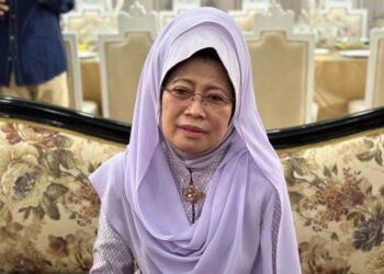FATIMAH Abdullah ketika bercakap dalam sidang media di Majlis Rumah Terbuka Aidilfitri di kediamannya di Petra Jaya, Kuching, Sarawak, hari ini.