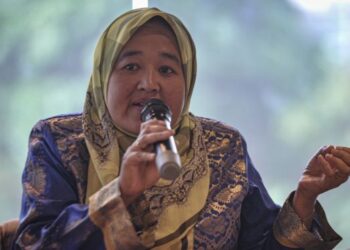 DR. FATIMAH Kayat bercakap pada Seminar Kebangsaan: Pemulihan Negara dan Keterangkuman Sosial di Hotel Everly, Putrajaya, hari ini. - FOTO/FAIZ ALIF AHMAD ZUBIR