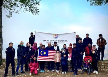 RAJA Saifful Ridzuwan (pegang Jalur Gemilang) bersama kakitangan Kedutaan Besar Malaysia di Bosnia-Herzegovina dan ahli keluarga masing-masing yang menjayakan Hari Sukan Negara di Sarajevo, baru-baru ini.