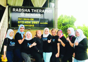 RABTAHWATI (empat dari kiri) bersama pelanggan ketika spa Rabsha Therapy @ Bendang masih beroperasi.