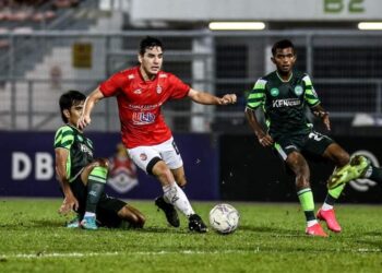 AKSI Kuala Lumpur City (merah) ketika menentang Melaka United di Cheras malam ini. - IHSAN KL CITY