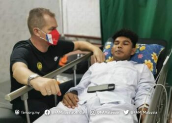 BRAD Maloney melawat Azam Azmi Murad yang mengalami kecederaan kepala ketika menentang Thailand malam tadi. - IHSAN FAM