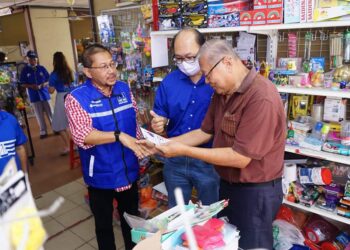 ADNAN Abu Hassan ketika bertemu dengan pengundi dalam program kempennya di Kuala Pilah.