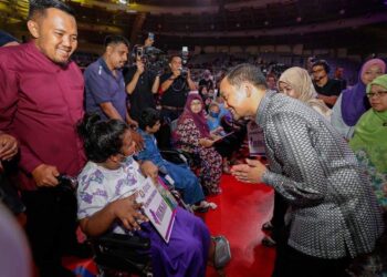 ONN HAFIZ GHAZI menyampaikan sumbangan kerusi roda kepada para penerima pada Majlis Sentuhan Kasih Keluarga Johor 2023 di Kompleks Sukan EduCity, Iskandar Puteri.