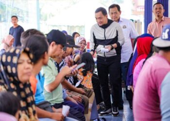 ONN HAFIZ GHAZI melawat dan menyampaikan sumbangan kepada mangsa banjir di PPS SK Pintas Puding, Batu Pahat.
