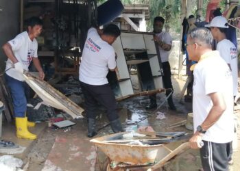 SUKARELAWAN daripada Southern Volunteers membantu membersihkan rumah penduduk yang terjejas akibat banjir di Batu Pahat. GAMBAR/SOUTHERN VOLUNTEERS