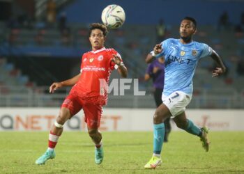 DUA pemain masing-masing dari pasukan PJ City (kanan) dan Kelantan FC cuba mendapatkan bola dalam saingan Kumpulan D Piala Malaysia di Stadium MBPJ, hari ini.- IHSAN MFL