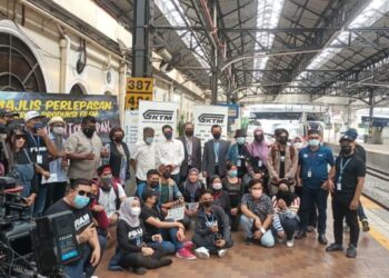 KRU dan pelakon Misteri Hutan Ton Kepak bergambar bersama Dr. Md Nasir Ibrahim di Stesen Keretapi Kuala Lumpur sebelum bertolak ke lokasi penggambaran di Kedah.