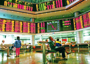 ORANG awam melihat prestasi pasaran di papan Bursa Malaysia. - GAMBAR HIASAN