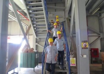 TAN Teik Cheng (depan) meninjau projek pembinaan feri baharu di Vietnam, awal bulan ini.