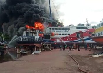 SEBUAH feri terbakar di limbungan kapal di Bukit Malut, Langkawi, Kedah.