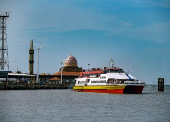 OPERASI feri di Kuala Perlis dihenti sementara berikutan masalah laut cetek. - UTUSAN/SHAHIR NOORDIN