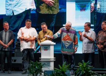 SULAIMAN Md. Ali (tiga dari kiri) dan Annuar Musa (tiga dari kanan) ketika Majlis Pelancaran Kembara Riuh Keluarga Malaysia Edisi Ketiga: Riuh Nau di Dataran Pahlawan, Banda Hilir, Melaka. - UTUSAN/AMRAN MULUP 

 