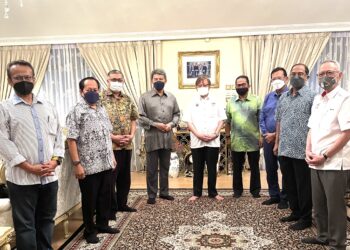 PEMIMPIN UMNO dan Barisan Nasional mengadakan kunjungan hormat terhadap Abang Johari Tun Openg di Kuching, malam tadi.