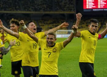 FAISAL Halim (depan) menampilkan permainan cemerlang dalam dua perlawanan pertama Piala AFF 2022. - UTUSAN/MUHAMAD IQBAL ROSLI