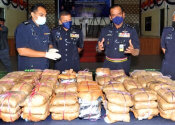 RAZARUDIN Husain (dua dari kanan) menunjukkan sebahagian daripada dadah bernilai RM14.33 juta yang dirampas sambil diperhatikan Ayob Khan Mydin Pitchay (dua dari kiri) pada sidang akhbar di IPK, Johor Bahru, Johor. - UTUSAN/RAJA JAAFAR ALI