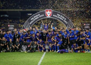 KUALA LUMPUR 26 NOVEMBER 2022 - Para pemain Johor Darul Ta'zim (JDT) meraikan kemenangan selepas bergelar Juara Perlawanan Akhir Piala Malaysia ketika menentang Selangor FC di Stadium Nasional Bukit Jalil di sini, hari ini. UTUSAN/FARIZ RUSADIO