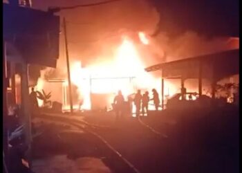 KEADAAN api yang marak dalam kebakaran melibatkan rumah Norazrina Mohamad di Kampung Kampung Panji Alam, Kuala Terengganu, malam tadi. - UTUSAN/TENGKU DANISH BAHRI TENGKU YUSOFF
